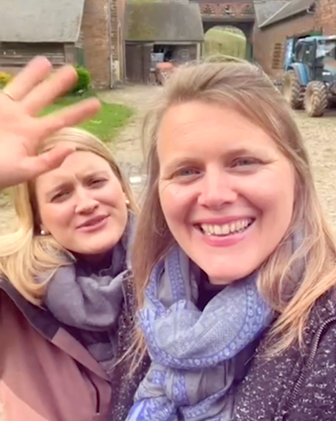Capucine et sa soeur devant le bâtiment principal de la ferme de l'Hosté