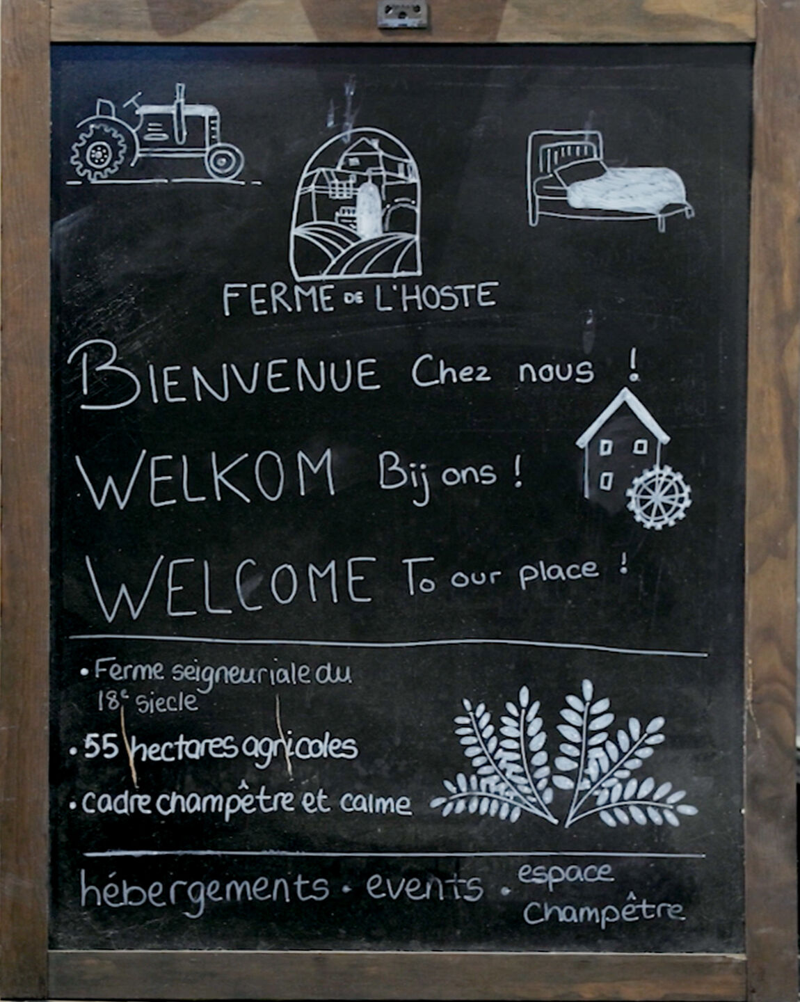 Tableaux noir présente le gîte, le restauratnt et la ferme de l'Hosté