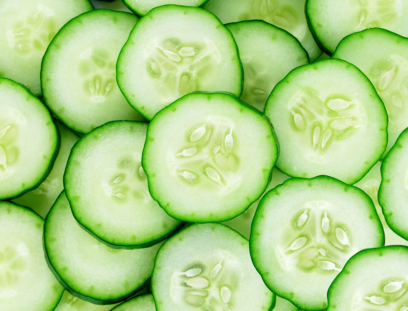 Légumes concombres coupé en tranche, photo close-up. Le top 5 des produits locaux pour se rafraîchir en canicule