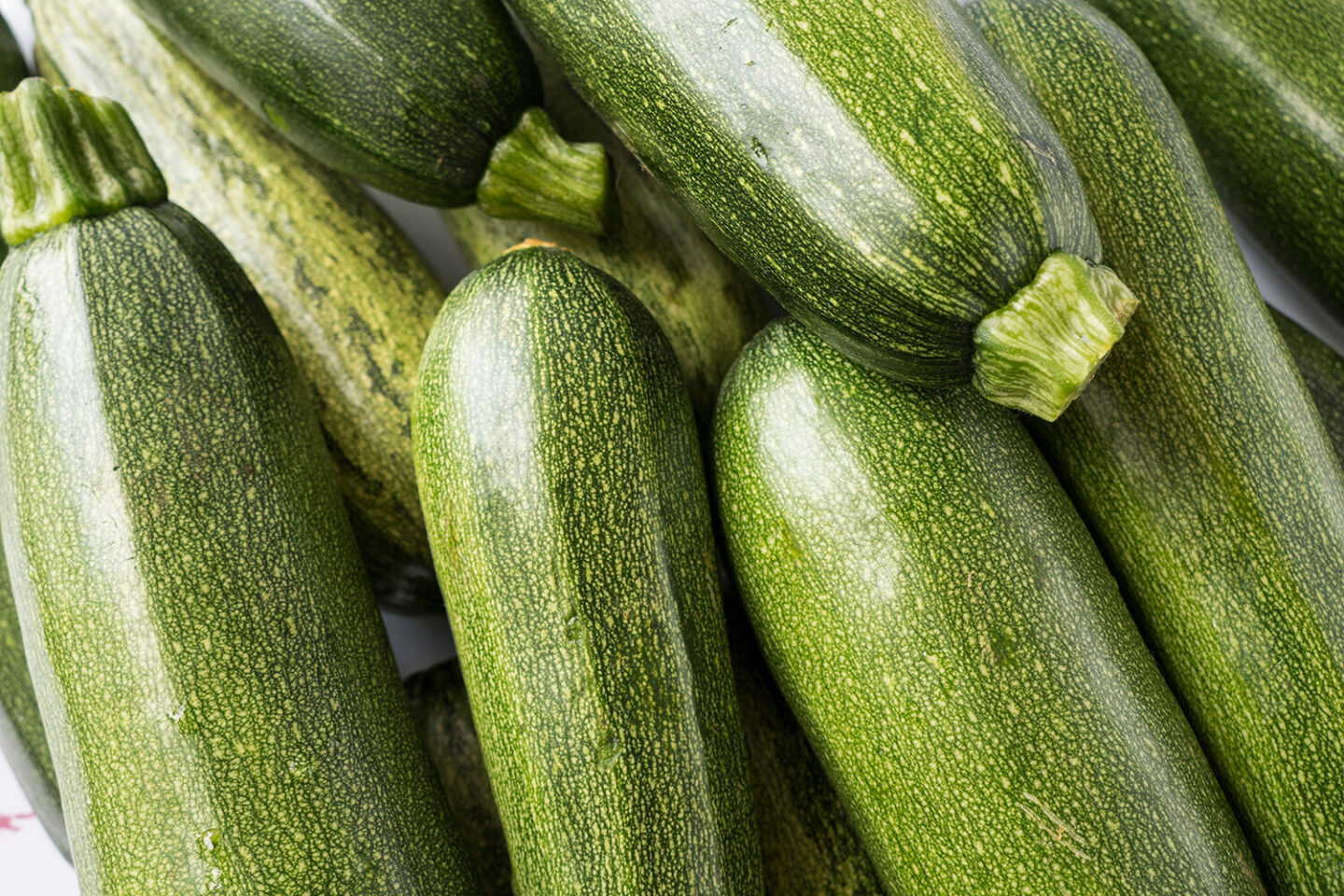 Légumes courgettes en vrac, photo close-up. Le top 5 des produits locaux pour se rafraîchir en canicule