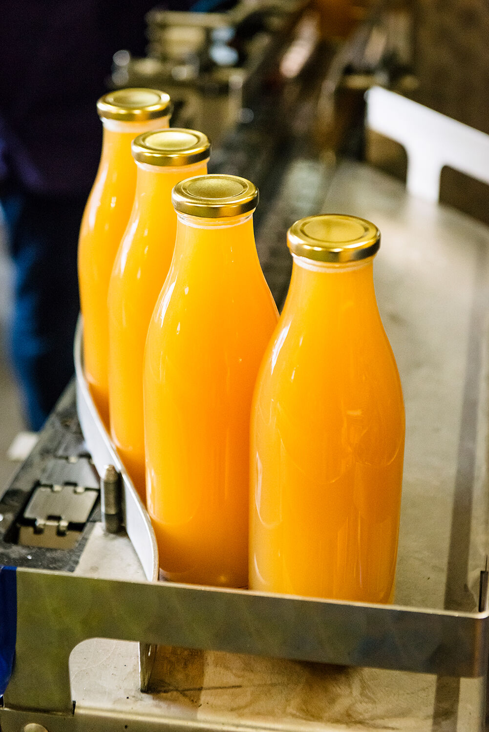 Bouteilles de jus de fruits en phase d'embouteillement.