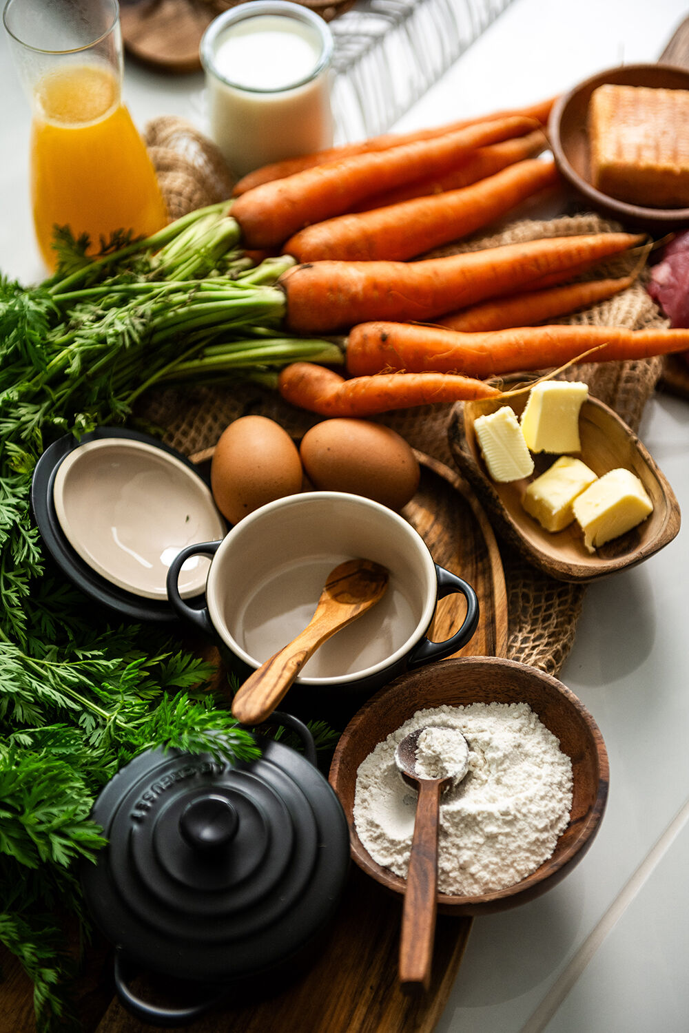 Table de produits locaux : jus de fruits, lait, carottes, fromage de herve, beurre, farine, oeufs